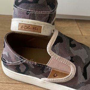 OluKai Pehuea pa’i loafers. Pink, dark mauve, silver, grey, black camo.